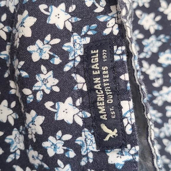 American Eagle button down Flower shirt. Great Quality! Stylish and comfortable - Picture 4 of 6